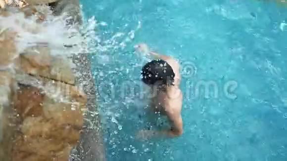 年轻人在游泳池瀑布下放松动作缓慢1920x1080视频的预览图