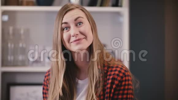 漂亮的女人带着疑问看着相机然后开心地笑了积极的情绪漂亮的白种人女性脸4K视频的预览图