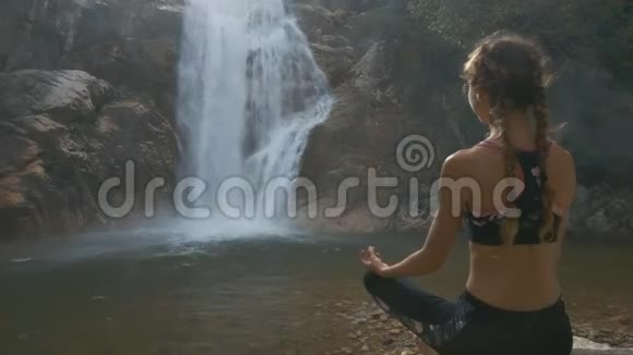 裸背女孩放松瑜伽姿势瀑布视频的预览图