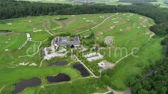 高尔夫球场的空中景观视频的预览图