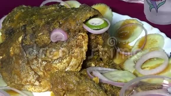 鱼头油炸和沙拉在一盘印度食品中煮熟视频的预览图