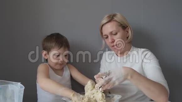妈妈和儿子用手揉饼干面团视频的预览图