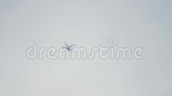 在天空背景下飞行的无人机视频的预览图