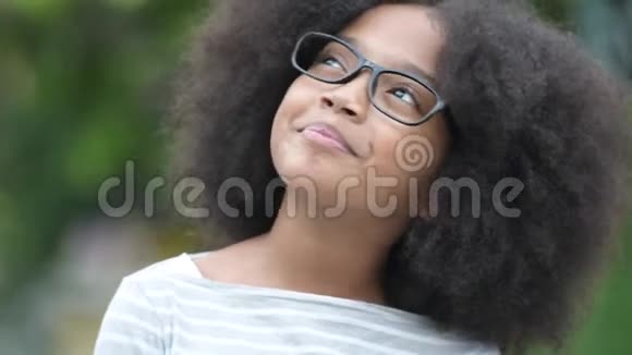 年轻快乐的非洲女孩一头非洲头发在户外街头思考视频的预览图
