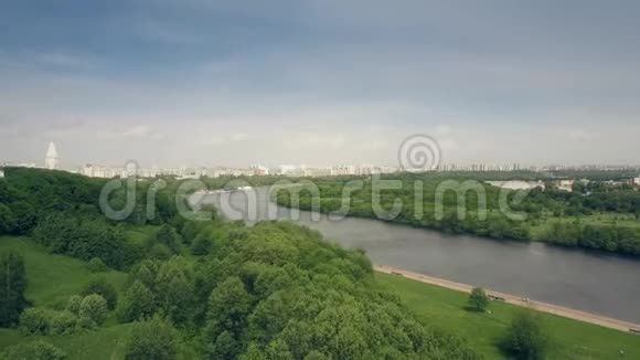 莫斯科河和科洛门斯克公园堤防视频的预览图