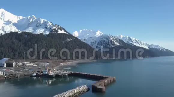 西沃德阿拉斯加船厂和港口在阳光明媚的冬日视频的预览图