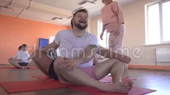 在一个现代化的健身中心与一个美丽的白种人女孩的单独教练一起上瑜伽课男性朋友视频的预览图