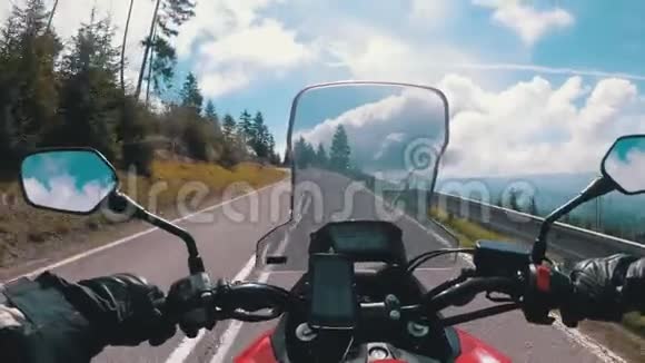 摩托车手骑在斯洛伐克美丽的风景山路上蛇形公路视频的预览图