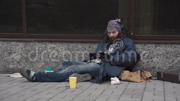 使用智能手机的无家可归者视频的预览图