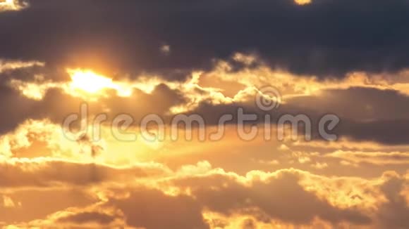 美丽的黄色云彩与大太阳视频的预览图