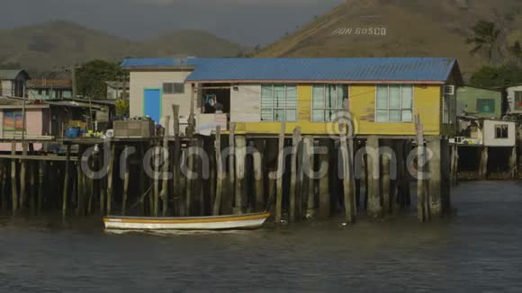 莫尔斯比港的哈努巴达浮动贫民窟建筑视频的预览图