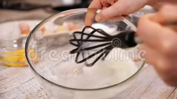 女人的手在玻璃碗里搅拌蛋清特写视频的预览图