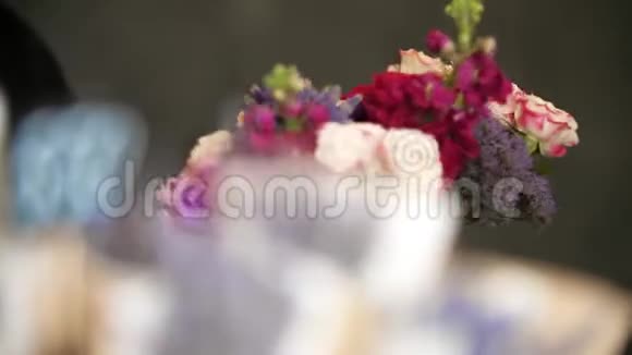 一家女花店把一束漂亮的花束装在节日包装纸里视频的预览图
