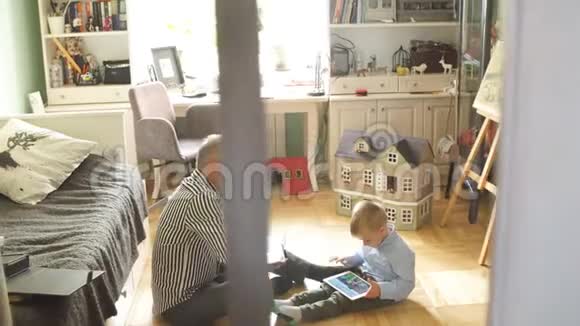 爷爷在婚礼上看相册小男孩用电子平板电脑视频的预览图