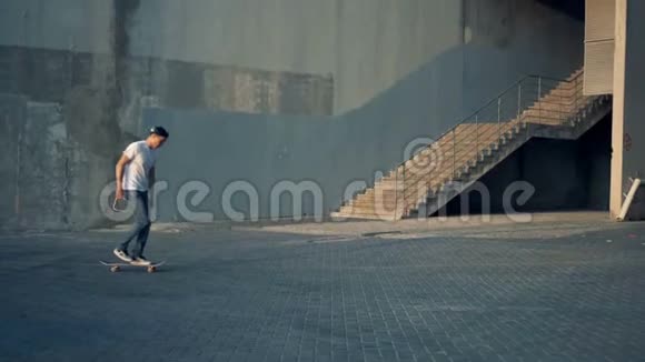 青少年在城市里骑滑板城市背景慢动作视频的预览图