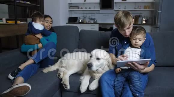 一家人坐在沙发上家里养着宠物拉布拉多视频的预览图