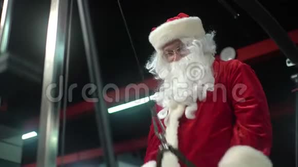 圣诞老人在体育馆训练圣诞老人在三头肌锻炼视频的预览图