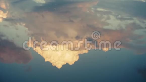 水中云天的倒影湖视频的预览图