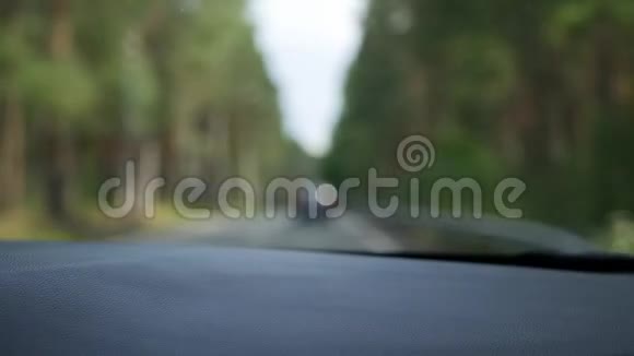 模糊的视线穿过汽车的前窗这辆车在乡间小路上行驶4K视频的预览图
