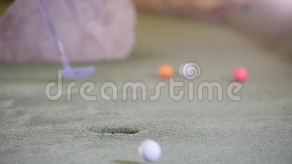 打迷你高尔夫一个人连续打了几个高尔夫球错过了视频的预览图