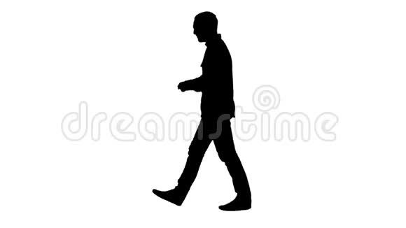 年轻的智能休闲男子在手机上散步和阅读信息视频的预览图