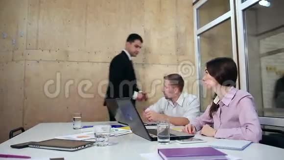 愤怒的男经理和员工交谈视频的预览图
