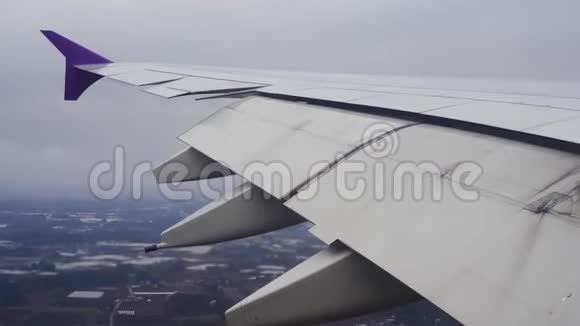 飞机在机场降落时在空中飞行的机翼视频的预览图