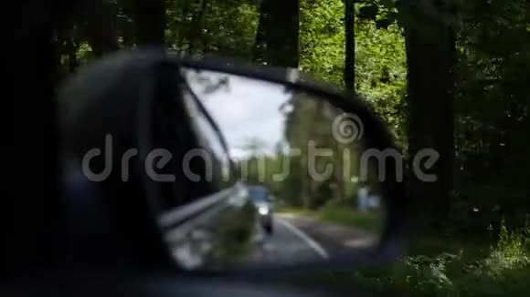 当汽车在乡村道路上行驶时可以看到后视镜4K视频的预览图