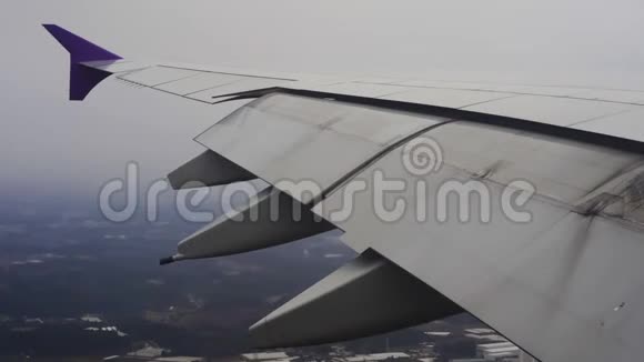 飞机在机场降落时在空中飞行的机翼视频的预览图