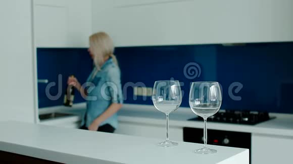 沮丧的女人在厨房里喝酒视频的预览图