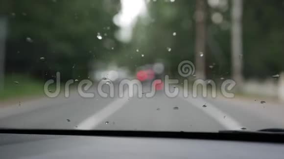模糊的视线穿过汽车的前窗这辆车在乡间小路上行驶4K视频的预览图
