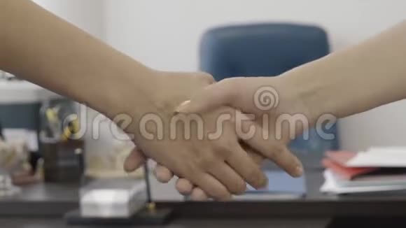 在办公室开会后女商人握手商务会议视频的预览图
