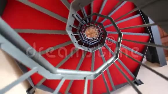 旋转的红色螺旋楼梯视频的预览图