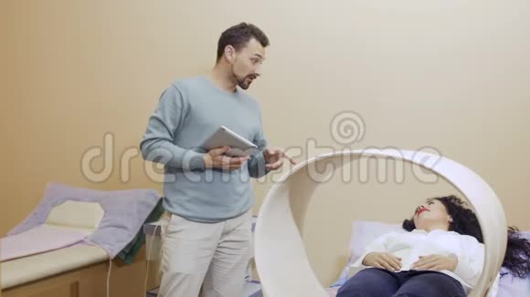 医生在临床磁疗时跟病人开玩笑视频的预览图