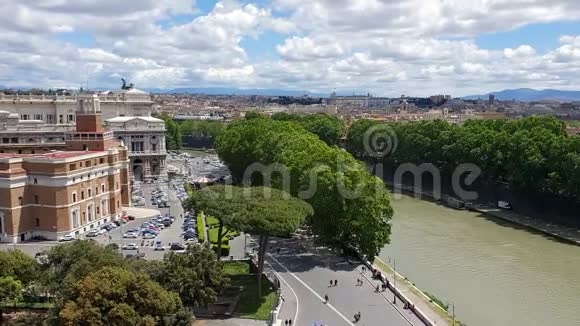 从空中俯瞰罗马的街道和房屋罗马的旅游场所和全景罗马的晴天视频的预览图