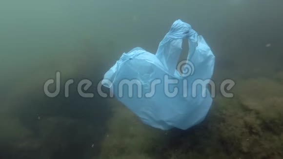 塑料污染一个废弃的塑料袋和藻类漂浮在海底视频的预览图