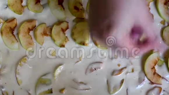 煮苹果夏洛特放苹果视频的预览图