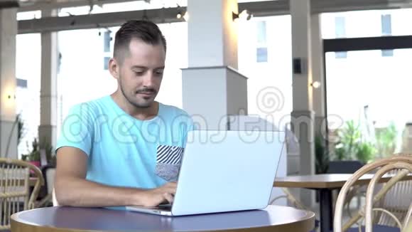 一个在笔记本上工作的人视频的预览图