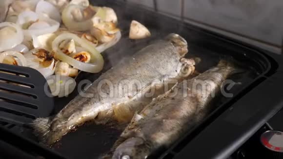 厨师把鱼放在烤架上视频的预览图