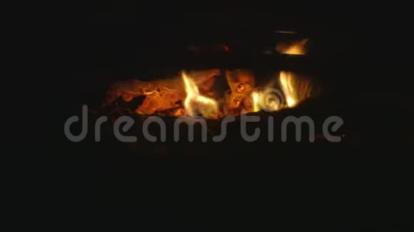 传统火炉中燃烧的木头余烬视频的预览图