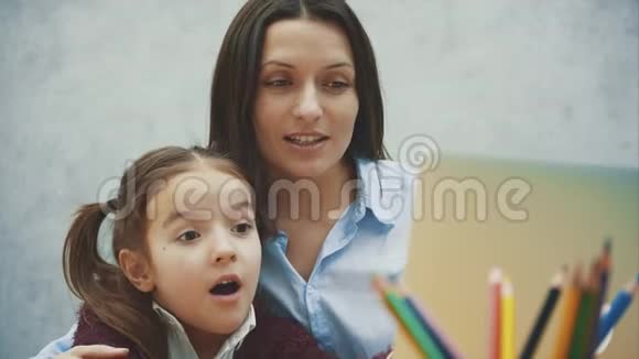 妈妈和十几岁的女孩带着笔记本电脑在家视频的预览图