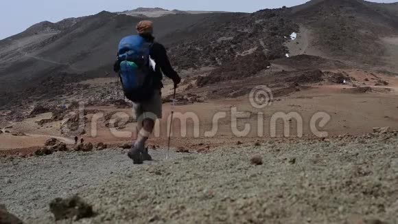 这位游客沿着PicoViejo火山的背景往下看视频的预览图