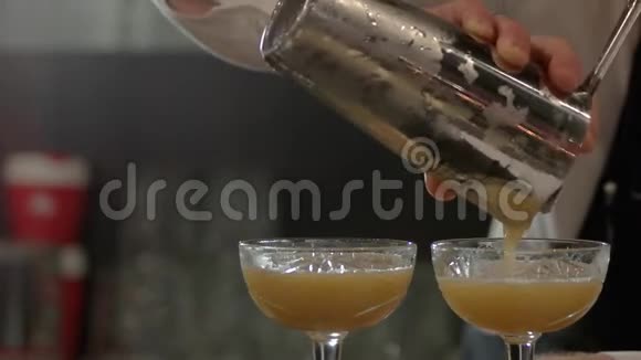 从摇瓶里倒橘子饮料视频的预览图