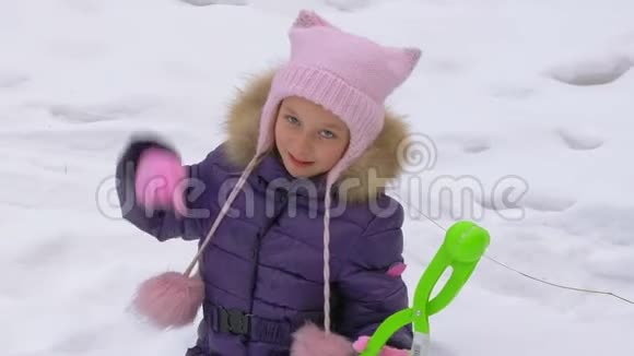 快乐的女孩微笑着在冬天的背景上竖起大拇指视频的预览图
