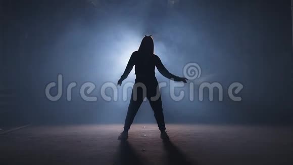 穿着紧身衣的微笑女性正在展示舞步在烟雾弥漫的舞台上尝试新的舞步视频的预览图