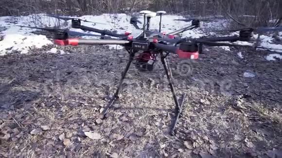 特写为无人机直升机一动不动地站在地上的早春视频制作理念剪辑黑色视频的预览图