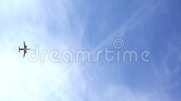 飞机在晴朗的天空中飞行视频的预览图