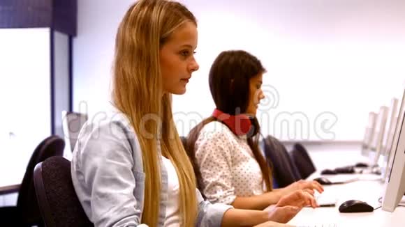 两个学生在电脑上工作视频的预览图