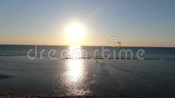 海边日落时海水中太阳的反射4k视频的预览图