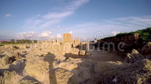 一位年轻的女摄影师穿过古老的废墟视频的预览图